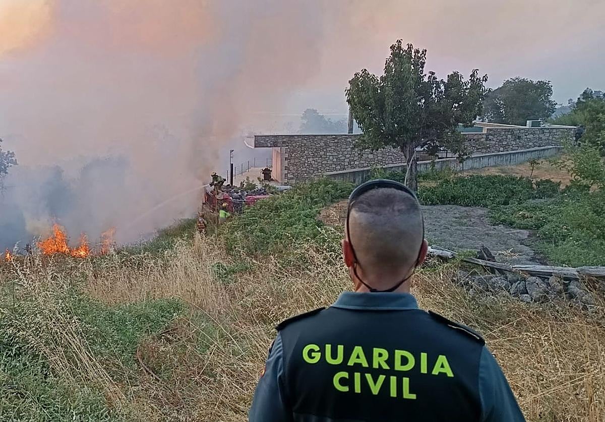 Bomberos luchando contra uno de los fuegos en la provincia de Cáceres.