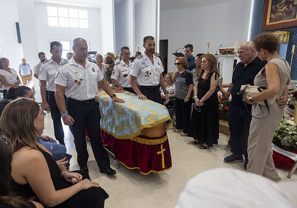 El féretro fue trasladado por un grupo de agentes de la Policía Local de Cáceres en medio de una ovación.