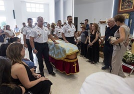 El féretro fue trasladado por un grupo de agentes de la Policía Local de Cáceres en medio de una ovación.