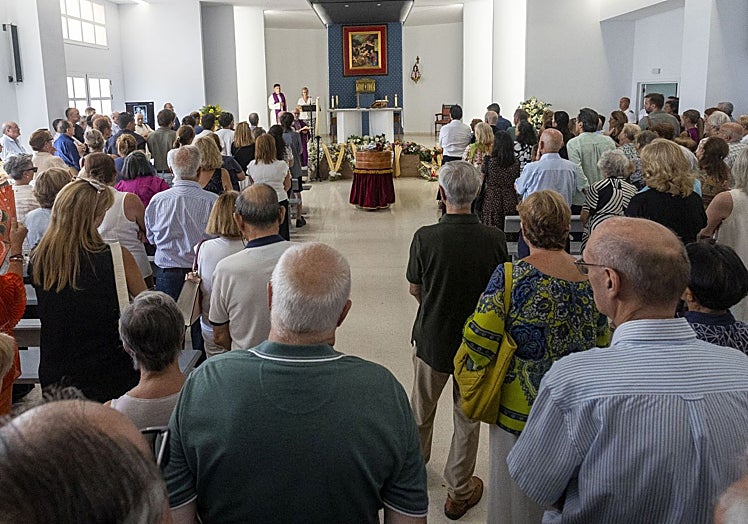 La capilla del tanatorio San Pedro de Alcántara se quedó pequeña y muchos tuvieron que esperar fuera.