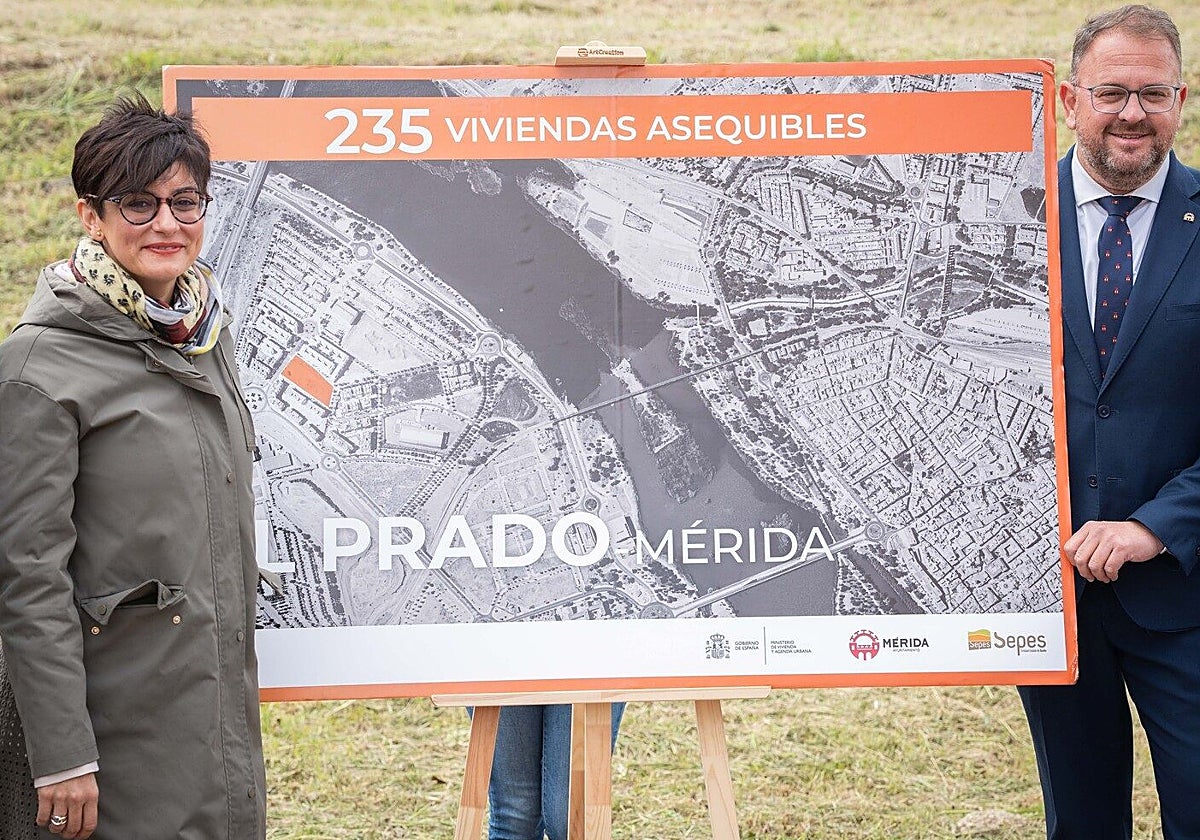 La ministra de Vivienda, Isabel Rodríguez, junto al alcalde Antonio Rodríguez Osuna, en abril pasado.