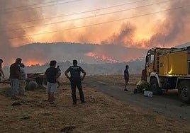 Medios de extinción trabajando en el fuego de Burguillos del Cerro.