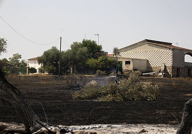 Una de las casas de la Viñas de la Mata que rodeó el fuego pero no llegó a quemarse.