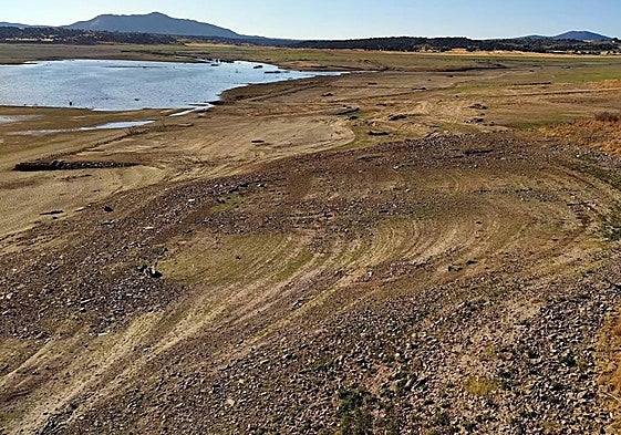 Presa del embalse de Alcollarín (provincia de Cáceres), vaciada.