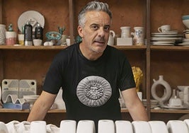 El artesano Juanma Pérez Vinagre en sus instalaciones de Terracota.