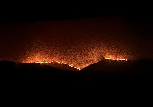 El incendio, visto anoche desde la Autovía A-66.
