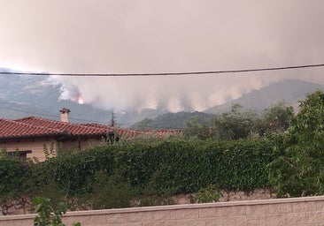 Ordenan confinar Hervás por la cercanía del fuego de Jarilla, que también obliga a evacuar Gargantilla