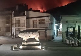El fuego se apreciaba anoche desde la plaza de Segura de Toro.