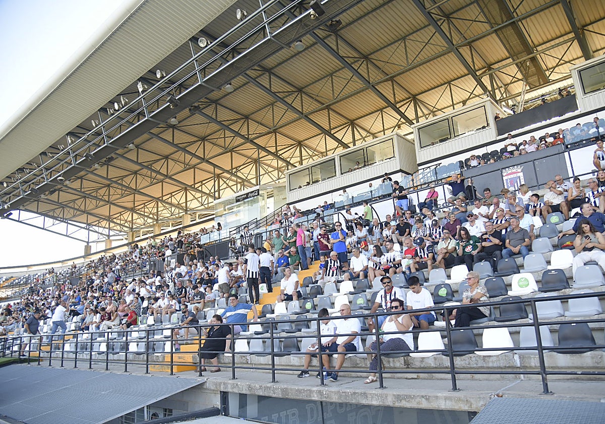 Tribuna del Nuevo Vivero durante un partido.