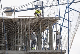 Trabajadores de la construcción realizando sus labores en la Avenida de Elvas