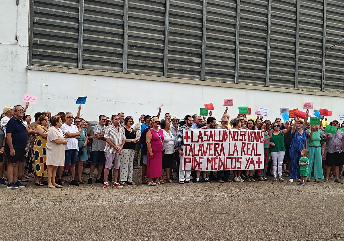Concentración de usuarios del centro de salud de Talavera la Real este lunes 18 de agosto por la mañana.