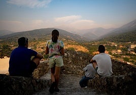 Este lunes, vecinos de Hervás seguían desde el mirador la evolución del incendio y el humo sobre el Pinajarro que preside el Valle del Ambroz.