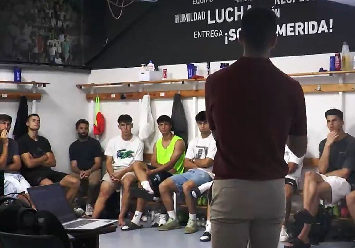 El colegiado Daniel Miranda explicando el nuevo VAR a la plantilla del Mérida en el vestuario del Romano.