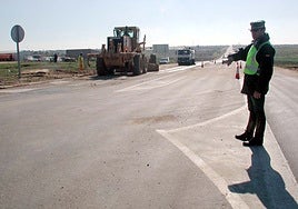 Un guardia civil en un control en la carretera nacional 630 en Torremejía.