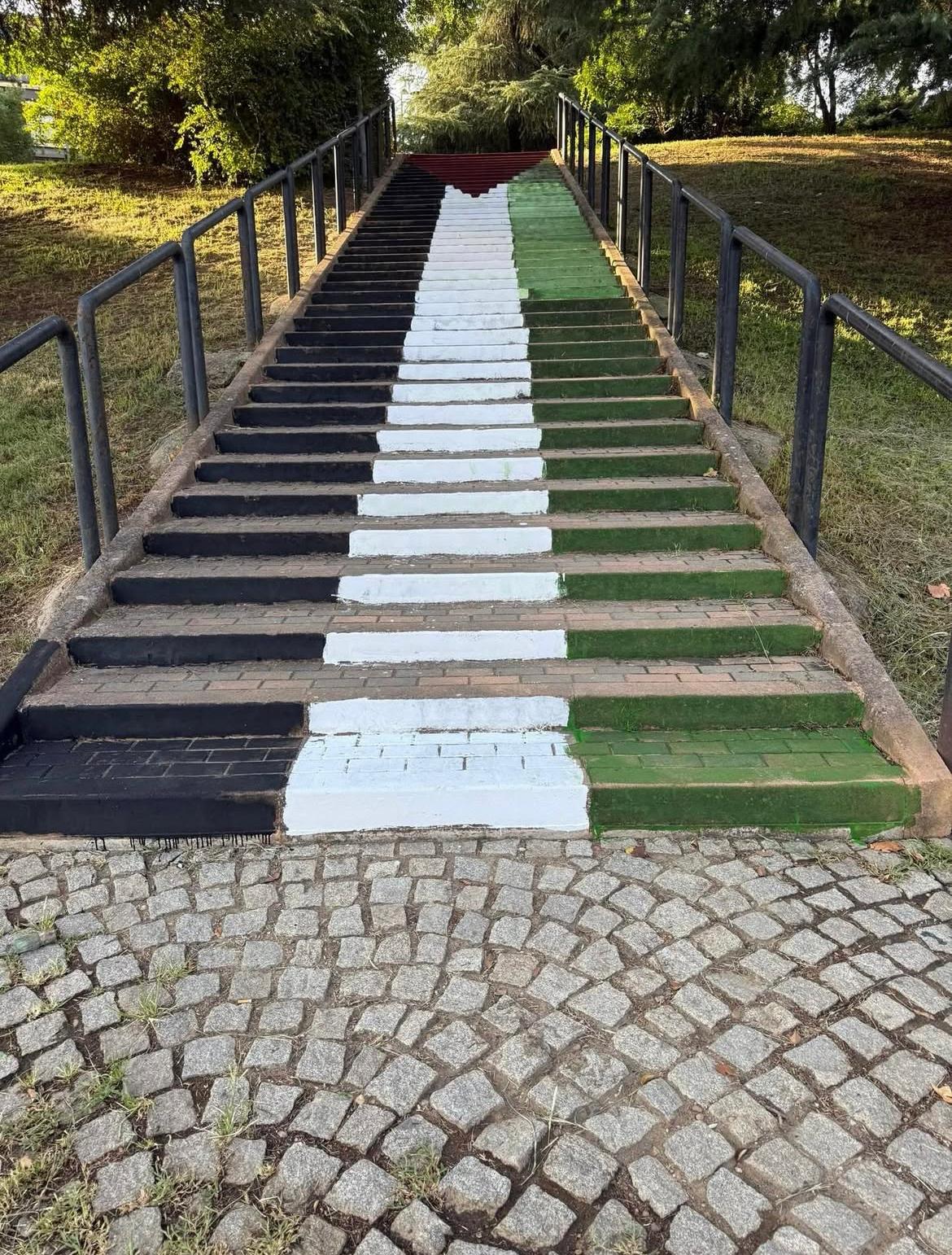 Pintada de la bandera de Palestina en una de las escaleras del paseo fluvial