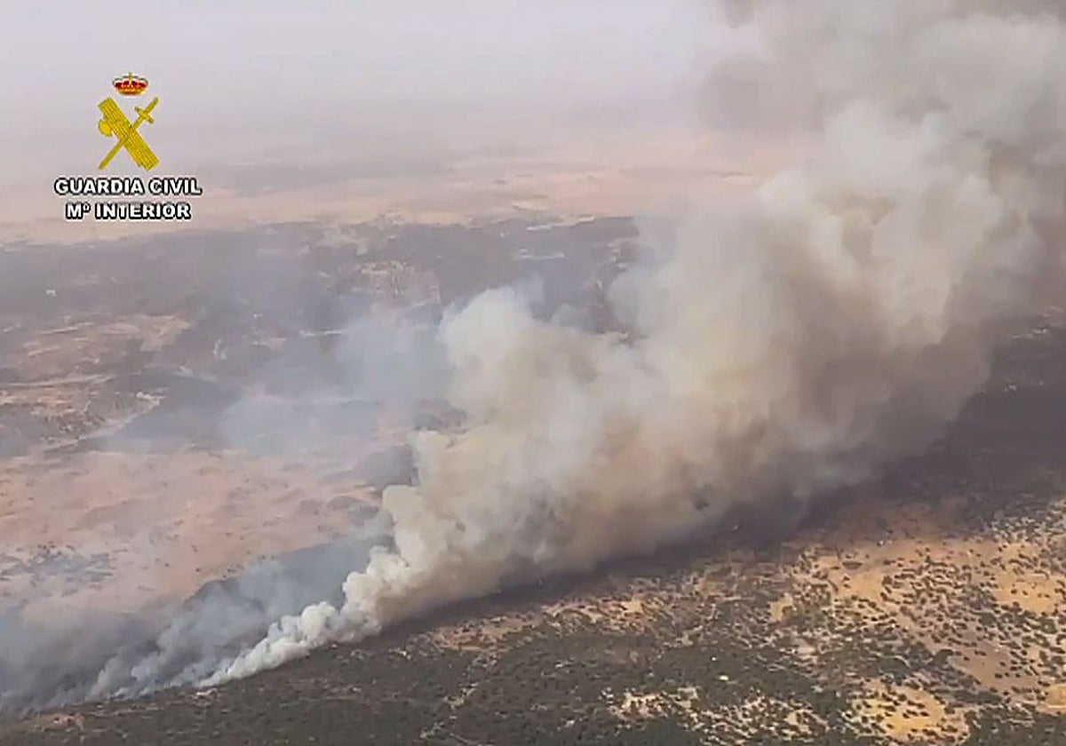 Imagen aérea de este lunes del incendio de Aliseda.