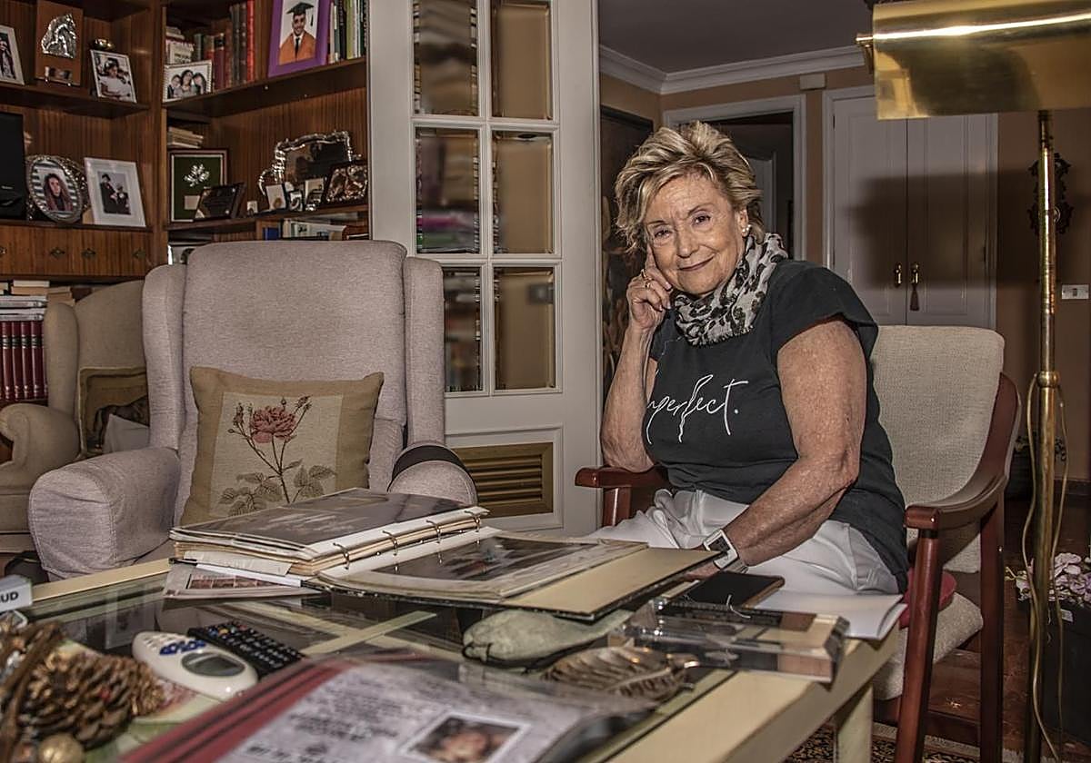 Mariqui Pérez junto a su álbum de fotos, donde guarda los recuerdos de su vida artística.