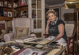 Mariqui Pérez junto a su álbum de fotos, donde guarda los recuerdos de su vida artística.