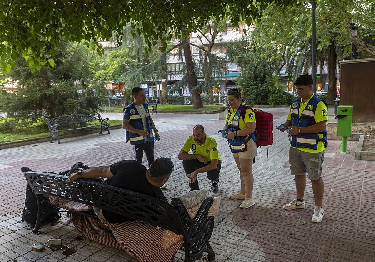 Sanitarios atendiendo a una persona en Cáceres este verano afectada por las altas temperaturas.