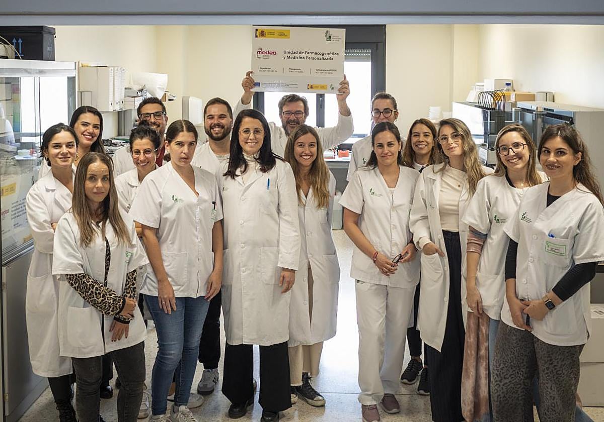 Adrián Llerena, con el cartel, junto al equipo del proyecto Medea.