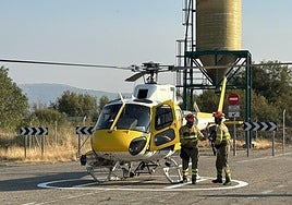 Uno de los helicópteros se preparaba durante la mañana para empezar a trabajar en el incendio de Jarilla.