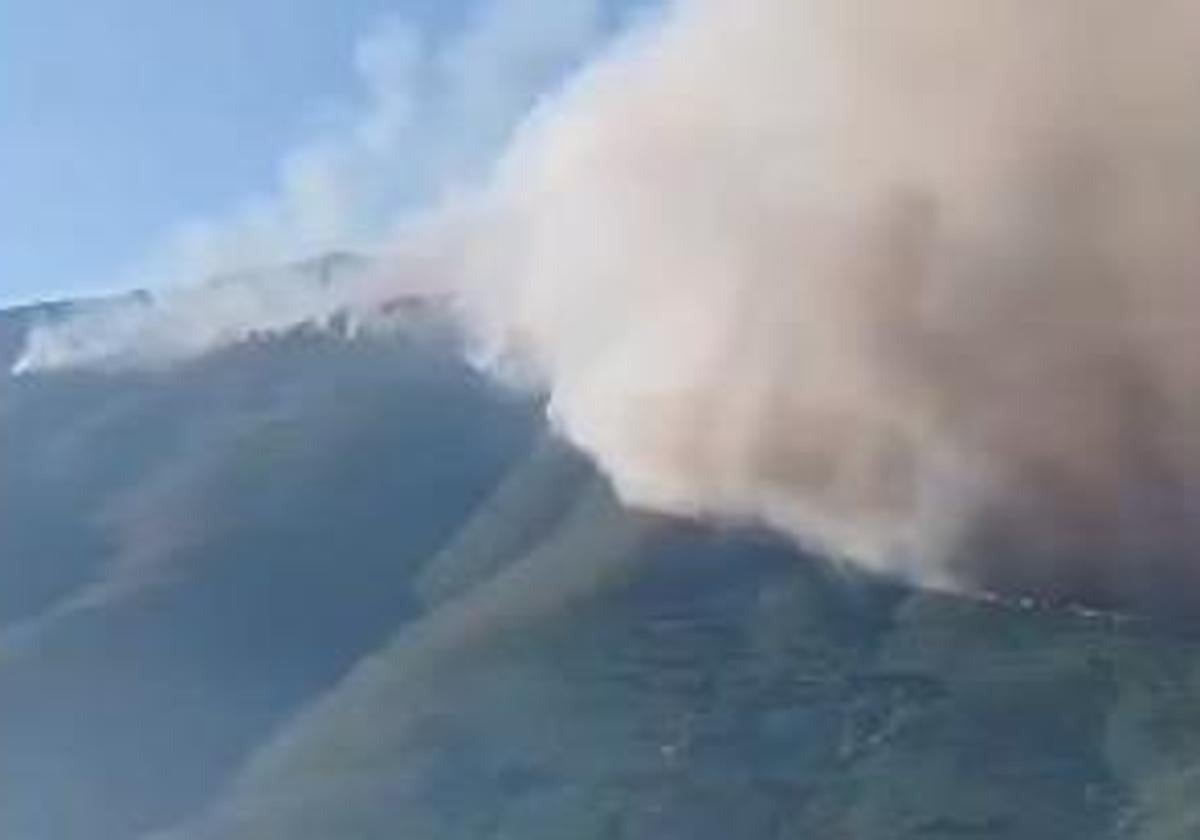 La evolución de las llamas y los trabajos para detenerlas es clave durante la noche
