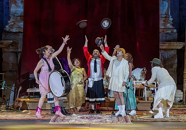 Los actores, en un momento del montaje.