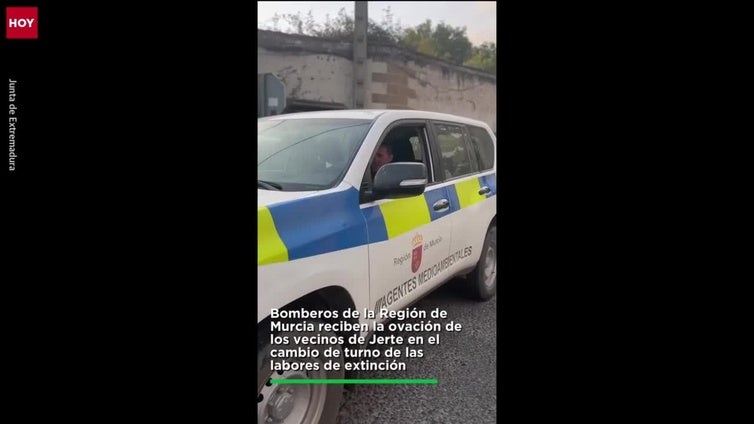 Así reciben los vecinos de Jerte a los bomberos de Murcia