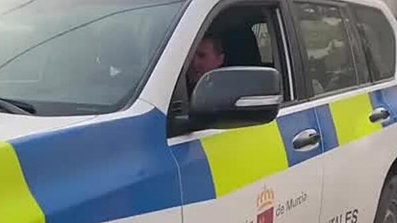Así reciben los vecinos de Jerte a los bomberos de Murcia