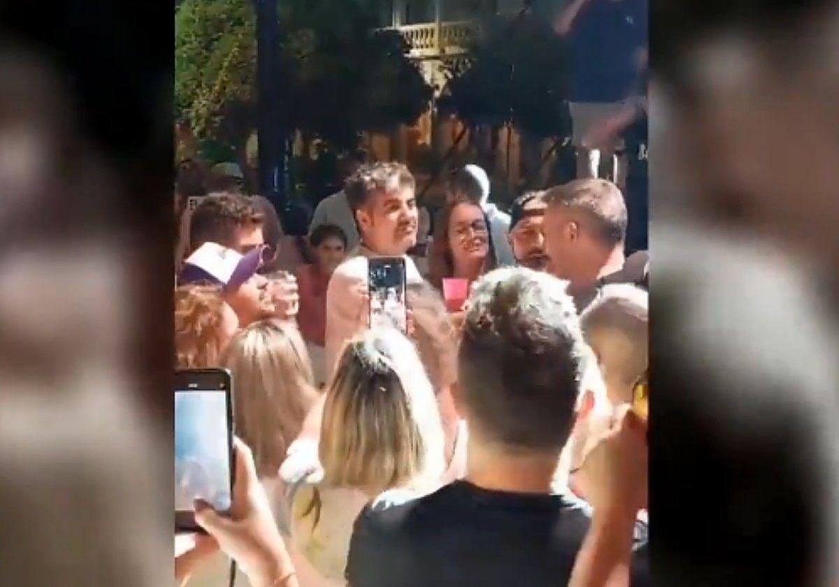 Estopa se arranca a cantar y protagoniza un divertido momento en su pueblo de Badajoz durante las fiestas