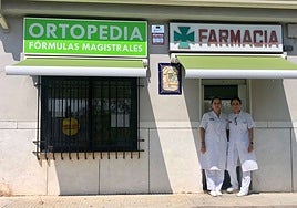 Las titulares de farmacia-ortopedia Aldea Moret, este miércoles en la puerta del establecimiento.