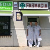 Las titulares de farmacia-ortopedia Aldea Moret, este miércoles en la puerta del establecimiento.