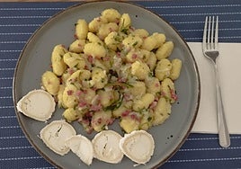 Ñoquis de patata con cebolleta, jamón y queso