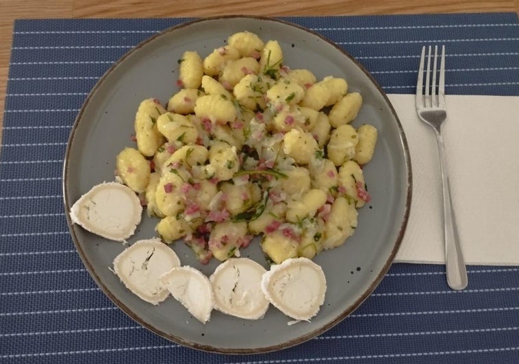 Ñoquis con salsa de cebolleta y rulo de cabra