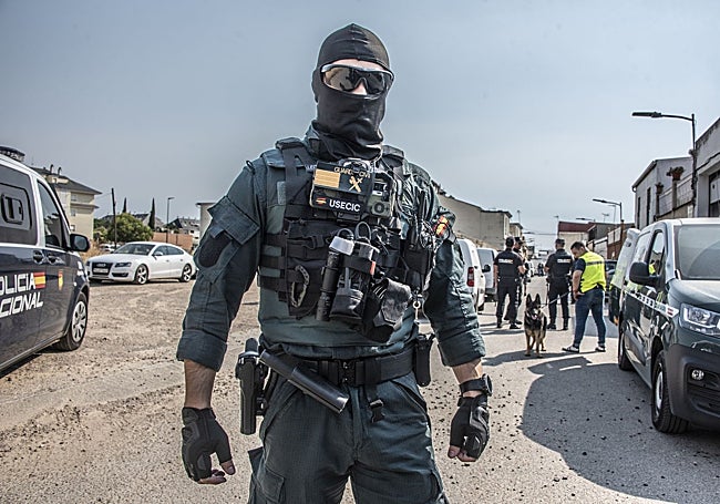 Uno de los agentes de la USECIC que intervino ayer en la redada de La Cañada-Moreras.