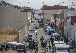Redada de la Guardia Civil y la Policía Nacional en la calle Huerta de las Mellas este miércoles.
