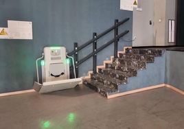 Plataforma elevadora instalada junto al escenario.