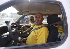 Eugenio y Mauricio en un parón de la jornada para repostar.