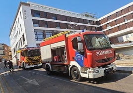Los bomberos, junto a los apartamentos MPD, en la calle Pontezuelas.