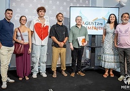 Jóvenes artistas de 'Agustito en Mérida', junto a Cimarro, Iglesias y Llanos, esta mañana.