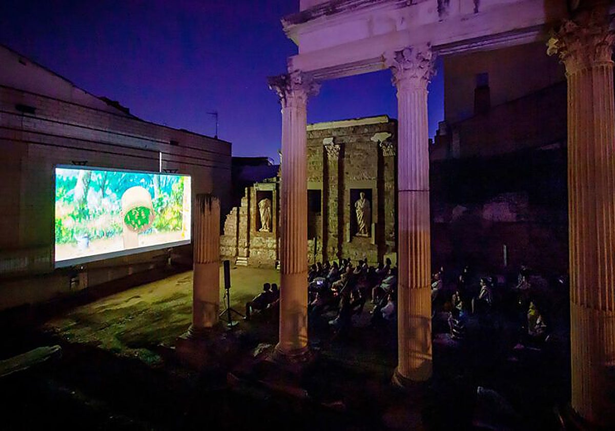 Espectadores viendo una película en el Foro Romano de Mérida.