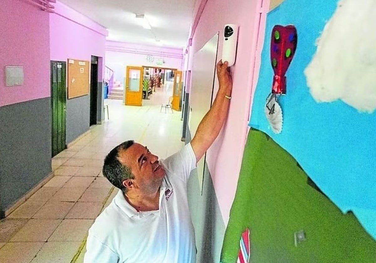 Imagen de la instalación de cámaras el año pasado en los pasillos del colegio Proa para evitar los actos vandálicos.