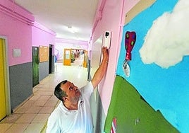 Imagen de la instalación de cámaras el año pasado en los pasillos del colegio Proa para evitar los actos vandálicos.