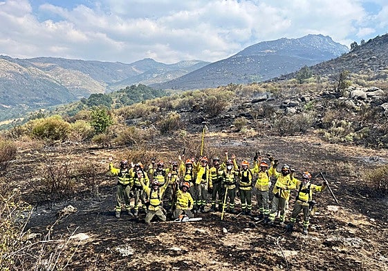 Foto tomada ayer en las faldas del Pinajarro desde una peña tras acabar con las últimas llamas.