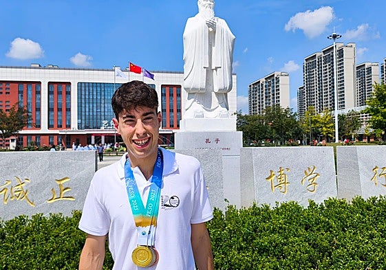 Fernando Juez, alumno del IES Rodríguez Moñino de Badajoz, con las tres medallas en Jining (China).