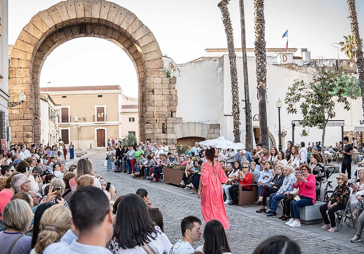 Pasarela de vestidos romanos junto al Arco de Trajano en el pasada Emerita Lvdica.
