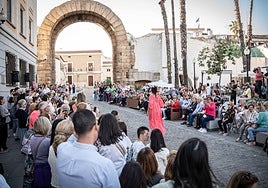 Pasarela de vestidos romanos junto al Arco de Trajano en el pasada Emerita Lvdica.