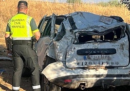 El vehículo ha sufrido diversos daños tras la salida de vía y vuelco.
