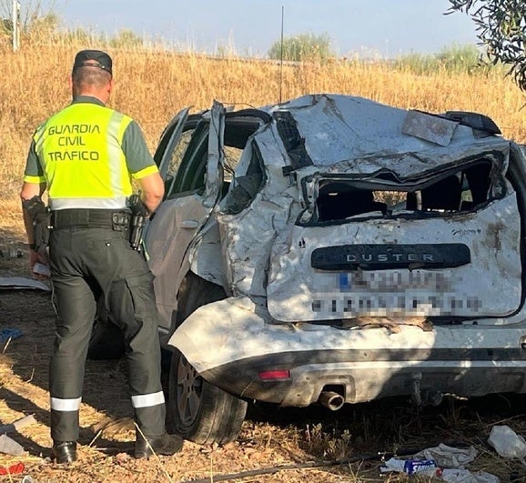 Herido grave tras una salida de vía y vuelco de un vehículo en la provincia de Badajoz