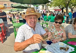Vecinos de Garrovillas de Alconétar y visitantes llenan la Plaza de Colón para comer raciones de tencas en Garrovillas de Alconétar.